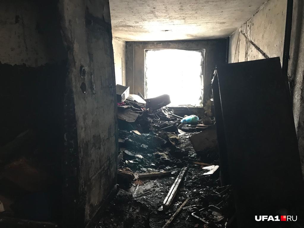 От квартиры, где начался пожар, почти ничего не осталось От квартиры, где начался пожар, почти ничего не осталось