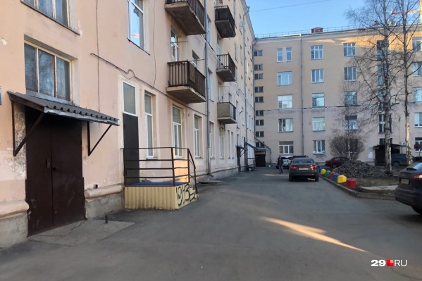 Во время эвакуации в доме были не все жильцы — часть находилась на работе, в школах и детских садах Во время эвакуации в доме были не все жильцы — часть находилась на работе, в школах и детских садах