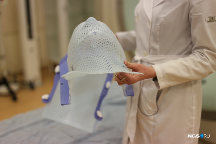 Такие&nbsp;маски из термопластика используются для лучевой терапии новообразований головы, шеи — это индивидуальное фиксирующее устройство. На них указаны точки, по которым рассчитывают лечение