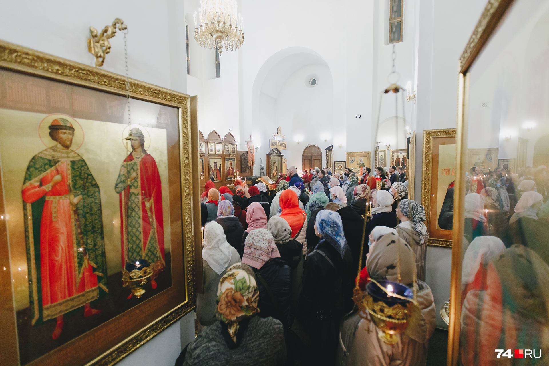 Соблюсти социальную дистанцию при таком скоплении людей непросто Соблюсти социальную дистанцию при таком скоплении людей непросто