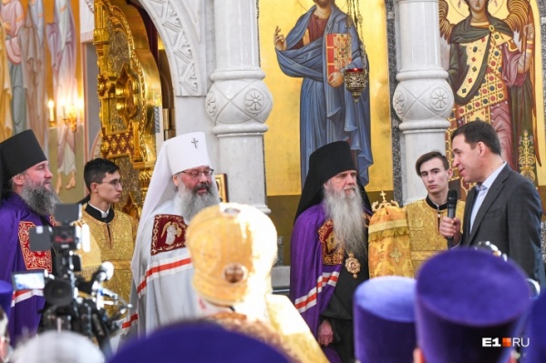 На Божественной литургии в храме в декабре прошлого года губернатора видели без защитной маски На Божественной литургии в храме в декабре прошлого года губернатора видели без защитной маски