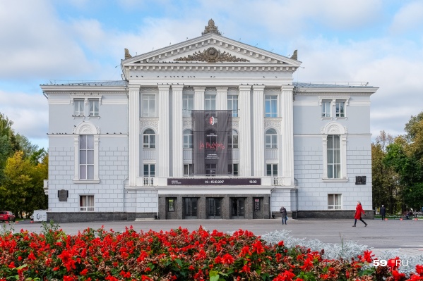 В сквере высадят более 10 тысяч многолетних цветов и кустов В сквере высадят более 10 тысяч многолетних цветов и кустов