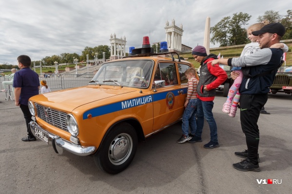 Милицейская «копейка» возглавила парад ретромашин Милицейская «копейка» возглавила парад ретромашин
