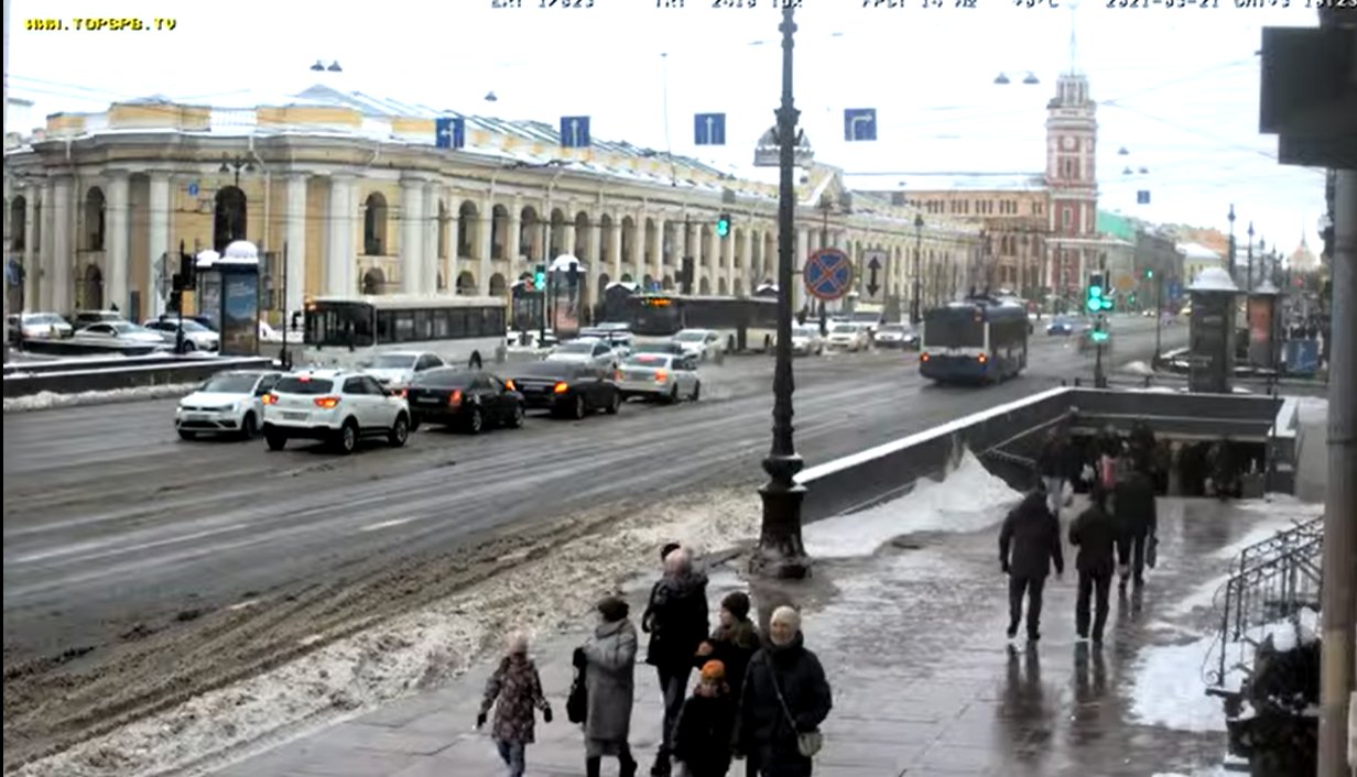 Скриншот из видео в YouTube — онлайн-трансляции от Гостиного двора