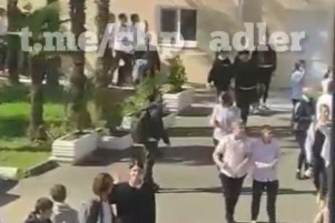 Дети покинули здание Дети покинули здание