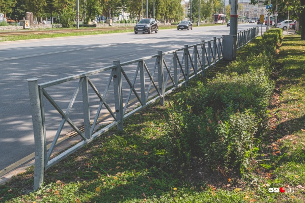 По новым ГОСТам забор здесь не нужен, ведь тротуар от проезжей части отделяют газон и кустарник По новым ГОСТам забор здесь не нужен, ведь тротуар от проезжей части отделяют газон и кустарник