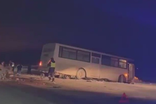 Автобус столкнулся с легковой машиной, когда разворачивался на дороге Автобус столкнулся с легковой машиной, когда разворачивался на дороге
