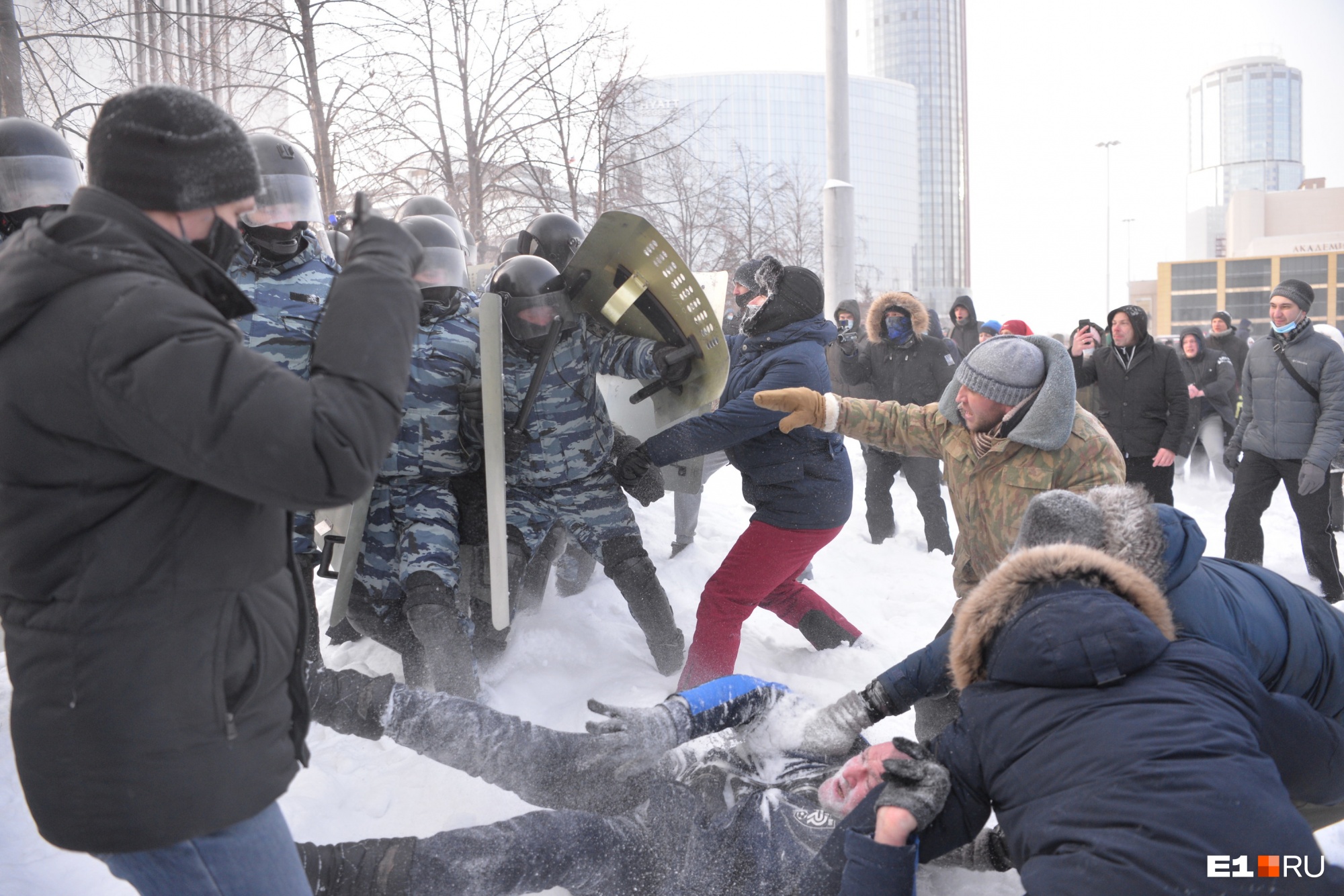 Самый холодный протест в истории города: как в -30 екатеринбуржцы вышли на прогулку и встретились с ОМОНом