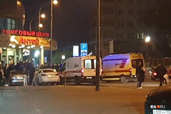 На место драки прибыла скорая помощь На место драки прибыла скорая помощь