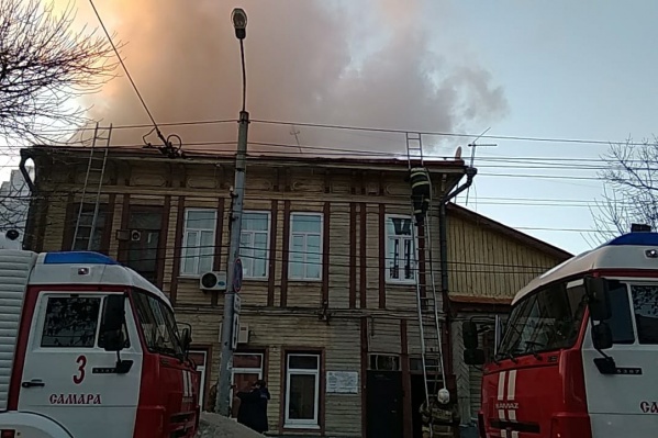Чтобы добраться до очага, пожарным пришлось использовать автолестницы Чтобы добраться до очага, пожарным пришлось использовать автолестницы