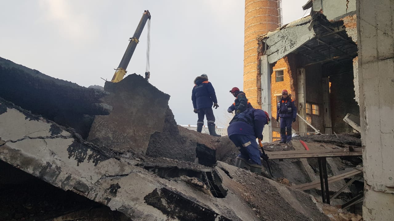 Спасатели ищут второго погибшего под завалами в уральском поселке: 8 кадров с места трагедии