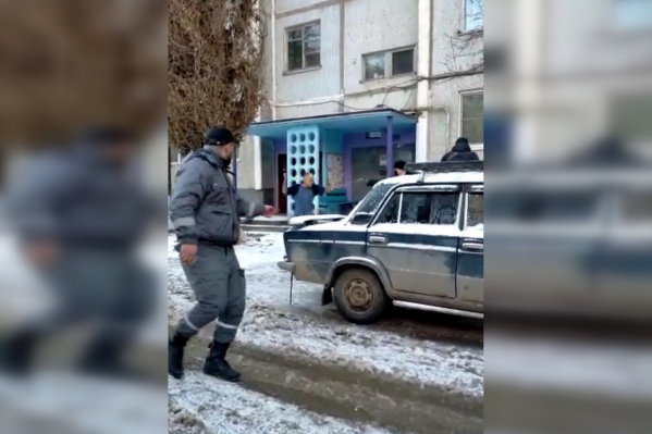 На кадрах с места происшествия четверо мужчин пытаются остановить психически нездорового человека На кадрах с места происшествия четверо мужчин пытаются остановить психически нездорового человека