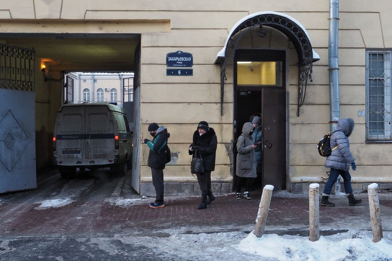 Люди вежливые, кормят нормально». Петербуржцы возвращаются домой после  побывки в спецприемнике на Захарьевской | 05.02.2021 | Санкт-Петербург -  БезФормата