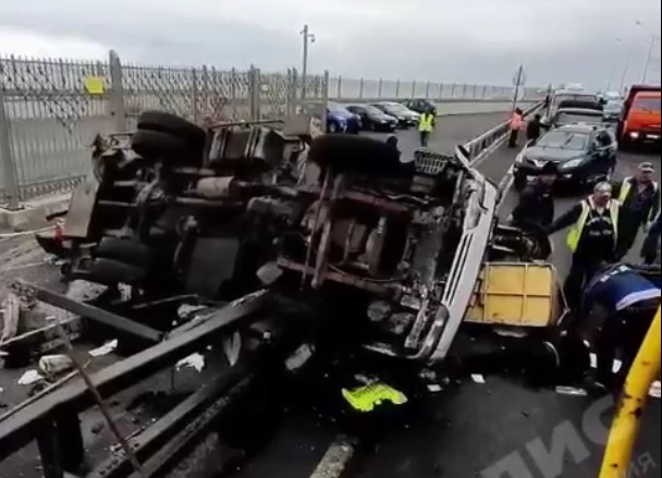 Водителя автовышки на дамбе выкинуло из кабины и ударило люлькой. На помощь пришел проезжавший мимо манипулятор