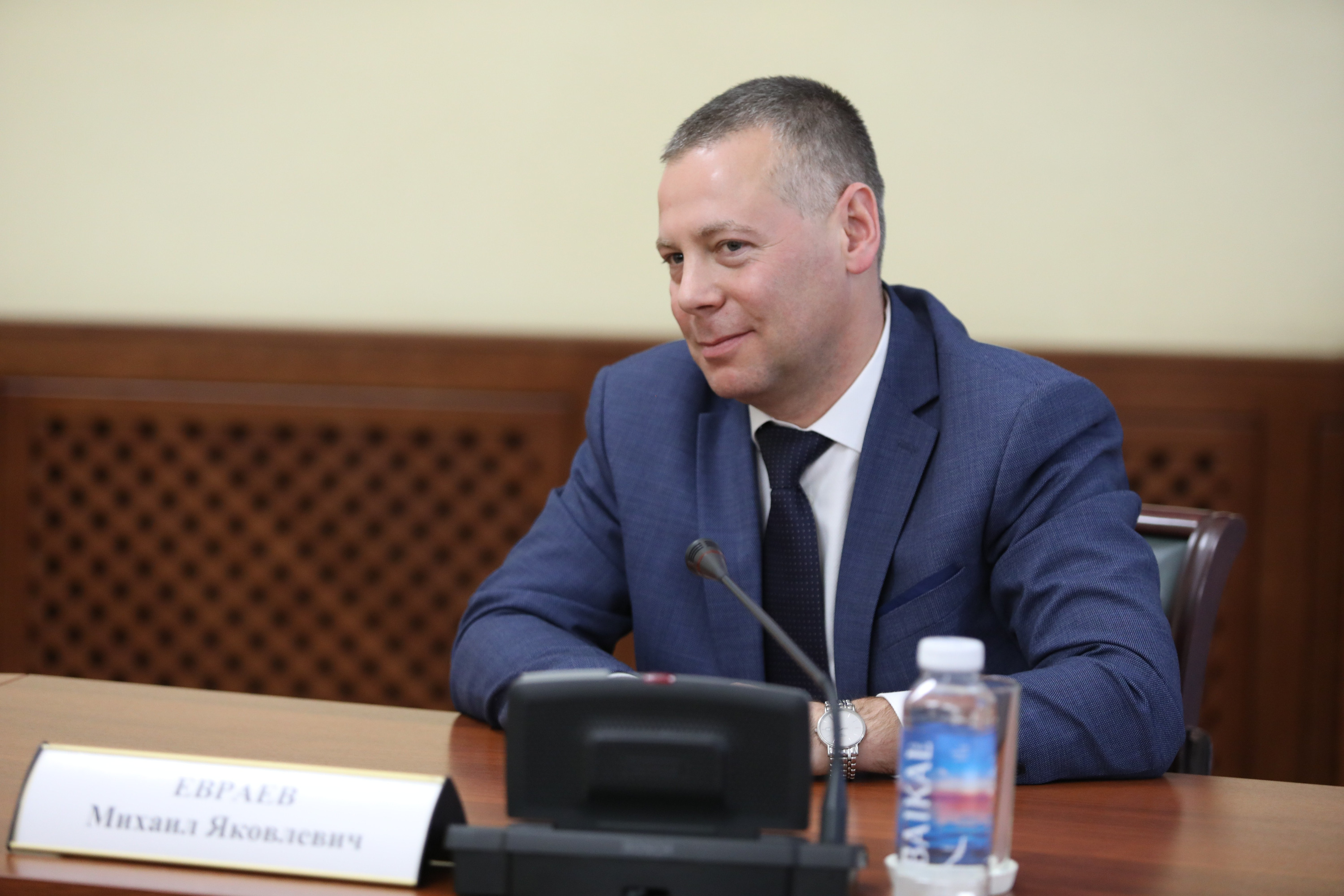 Михаил Евраев дал понять, что его курс будет отличаться от стиля работы его предшественника, но не кардинально Михаил Евраев дал понять, что его курс будет отличаться от стиля работы его предшественника, но не кардинально
