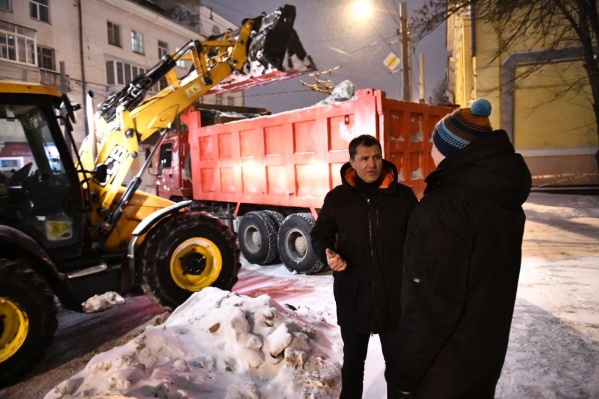Мэр Владимир Волков поговорил с главой ДГХ Ярославом Овчаровым о чистке дорог от снега на фоне уборочной техники Мэр Владимир Волков поговорил с главой ДГХ Ярославом Овчаровым о чистке дорог от снега на фоне уборочной техники