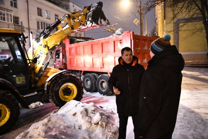 Мэр Владимир Волков поговорил с главой ДГХ Ярославом Овчаровым о чистке дорог от снега на фоне уборочной техники