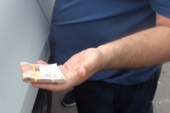 Пачка денег для чиновника была аккуратно перетянута несколькими резиночками Пачка денег для чиновника была аккуратно перетянута несколькими резиночками