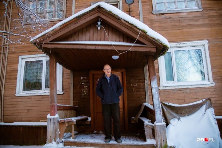 Пенсионер Михаил Иванов на крыльце своего почти столетнего дома, в котором прожил всю жизнь