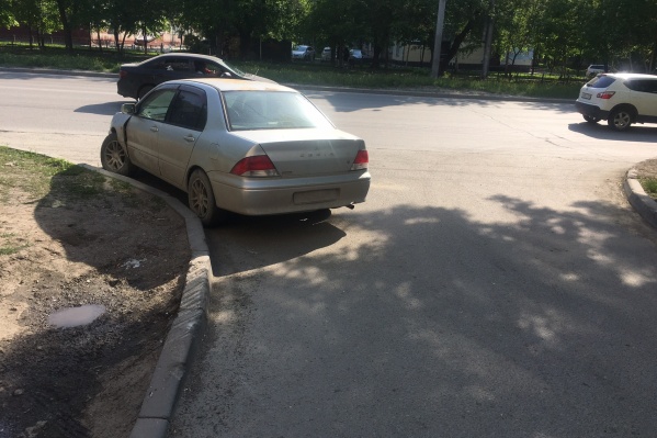 Автомобиль в проезде Автомобиль в проезде