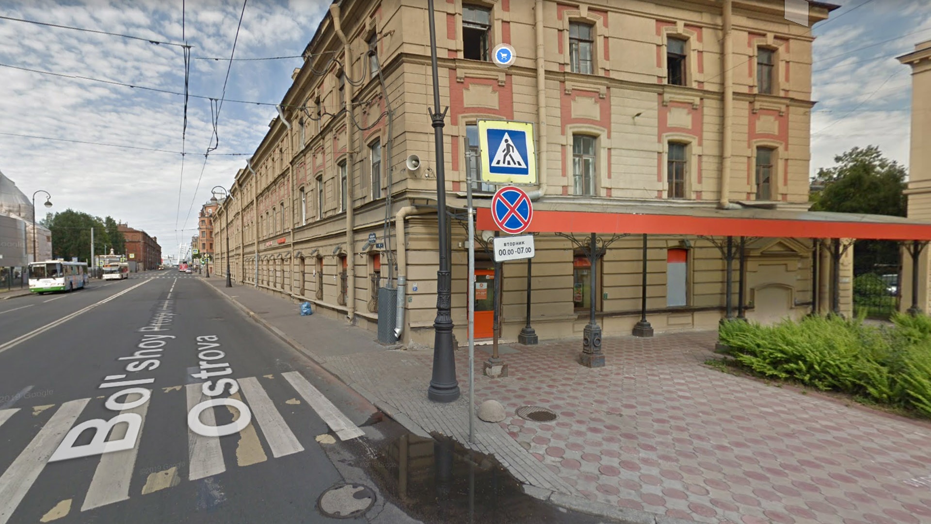 Ограничение парковки в Санкт-Петербурге. Этот знак первоначально может ввести в заблуждение — кажется, что стоять нельзя вообще, но на самом деле нельзя только по вторникам с полуночи до семи утра Ограничение парковки в Санкт-Петербурге. Этот знак первоначально может ввести в заблуждение — кажется, что стоять нельзя вообще, но на самом деле нельзя только по вторникам с полуночи до семи утра