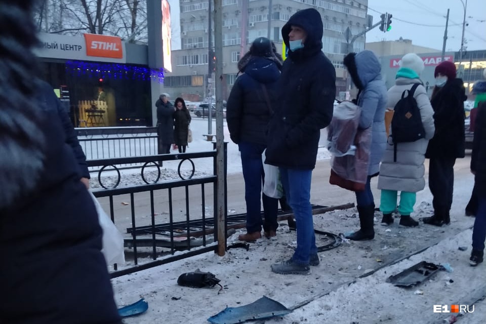 Toyota разрушила ограждение и зацепила людей, стоявших на остановке. Но тяжелую травму получил только Дмитрий Кокарев Toyota разрушила ограждение и зацепила людей, стоявших на остановке. Но тяжелую травму получил только Дмитрий Кокарев