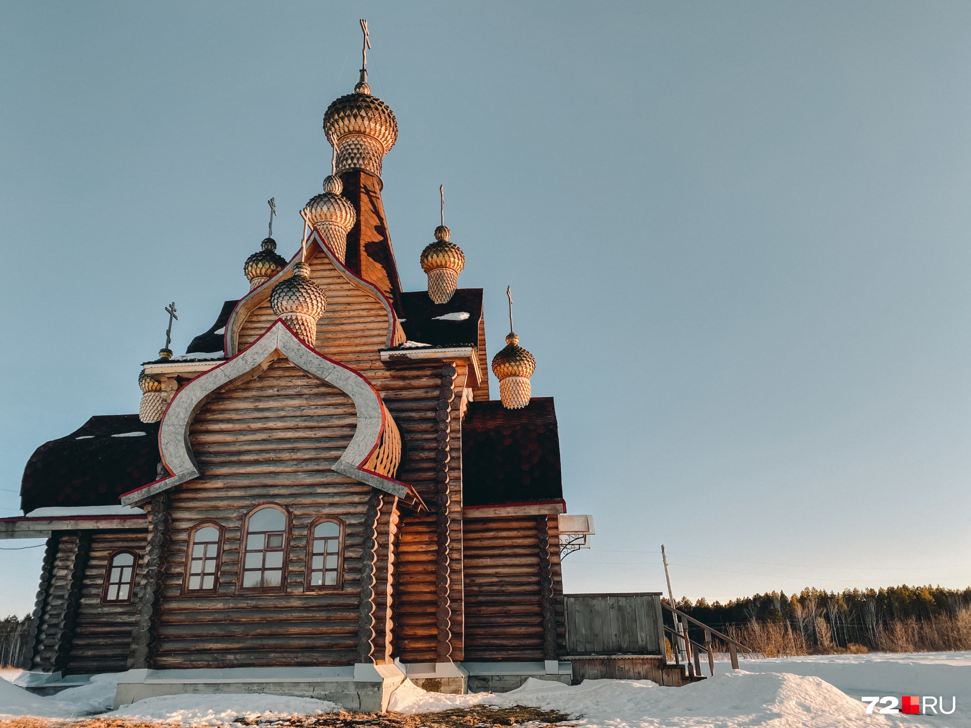 Но церковь эту подопечные не строили. Она им досталась вместе с домом. Андрей Якунин рассказал, что раньше территория принадлежала бизнесмену. Но не так давно он ее продал за недорого Но церковь эту подопечные не строили. Она им досталась вместе с домом. Андрей Якунин рассказал, что раньше территория принадлежала бизнесмену. Но не так давно он ее продал за недорого