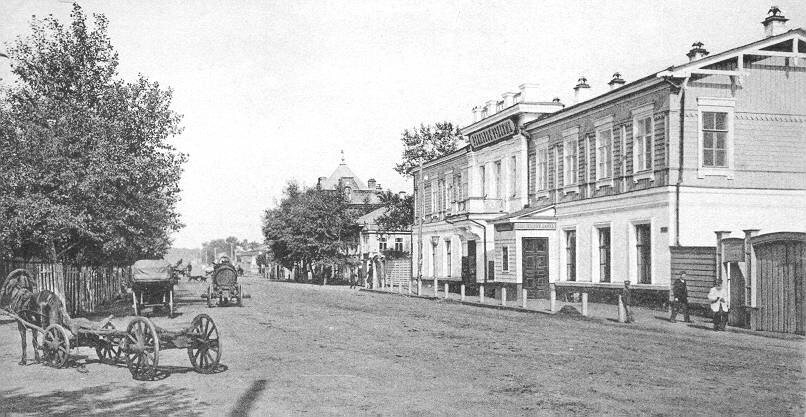 Первая телефонная станция Челябинска находилась вот в этом здании (на фото справа). Сейчас здесь мини-сквер, а прямо за ним — краеведческий музей