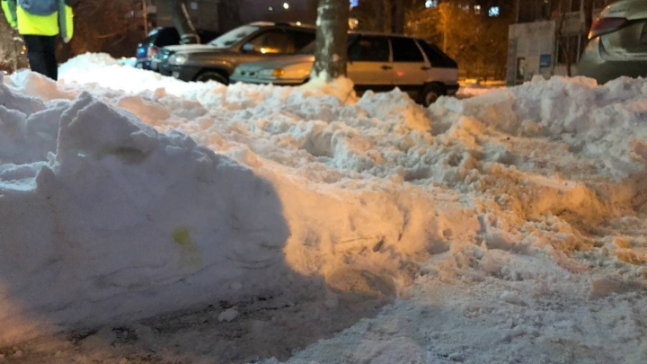 «Ноги переломать можно». С потеплением снег на дорогах и тротуарах Екатеринбурга превратился в кашу