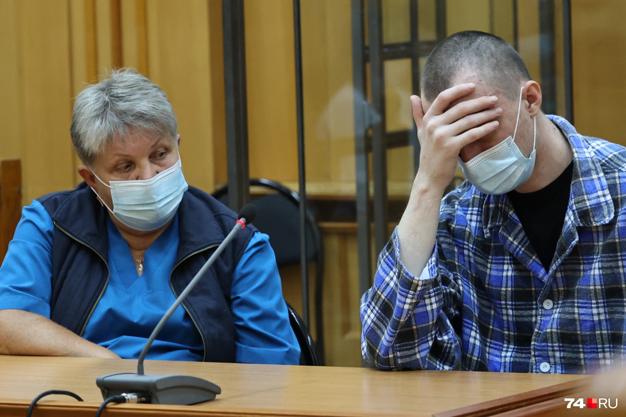 Почти всё заседание Александр Алексеев просидел, закрыв лицо рукой Почти всё заседание Александр Алексеев просидел, закрыв лицо рукой