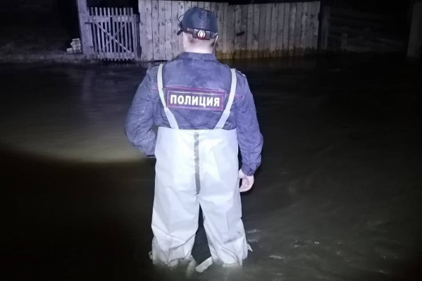 Полиция прибыла в район для охраны порядка Полиция прибыла в район для охраны порядка