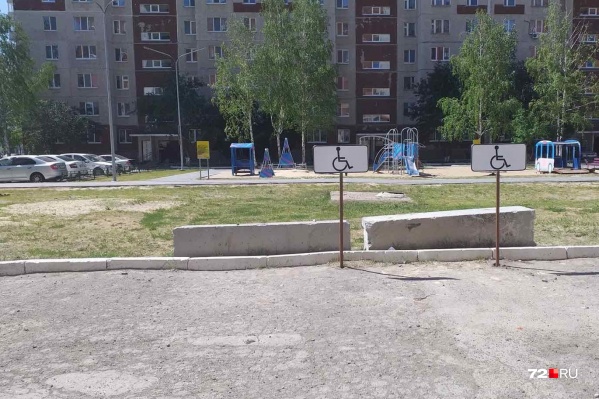 Спустя несколько лет существования детского реабилитационного центра рядом появились такие дорожные знаки. Из всего двора только один мужчина оказался категорически против таких указателей Спустя несколько лет существования детского реабилитационного центра рядом появились такие дорожные знаки. Из всего двора только один мужчина оказался категорически против таких указателей