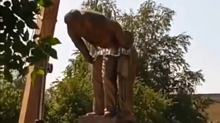 «Сыплется дедушка»: пропавший в Перми памятник Калинину сломали во время демонтажа. Видео