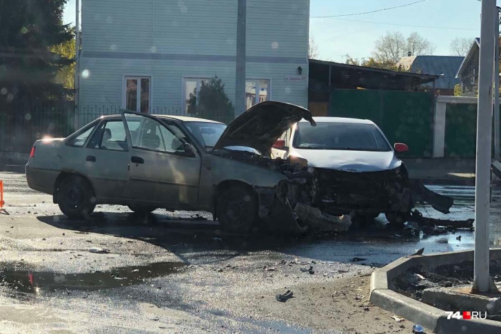 Дорога в этом месте узкая, и столкнувшиеся машины перегородили проезжую часть Дорога в этом месте узкая, и столкнувшиеся машины перегородили проезжую часть