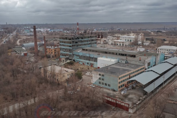 От завода остались огромные разрушенные цеха и мусор От завода остались огромные разрушенные цеха и мусор