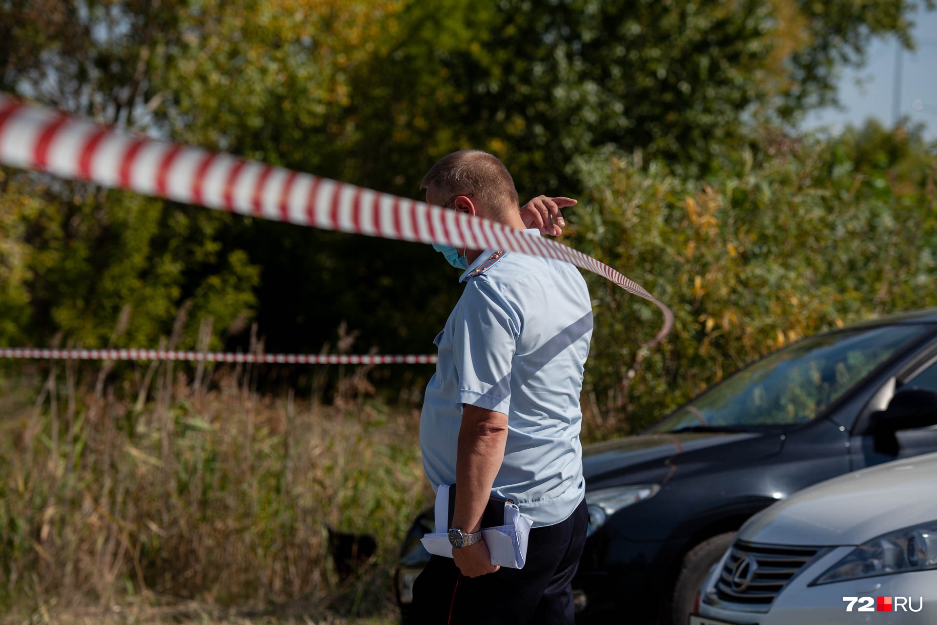 Голое тело девочки в поле