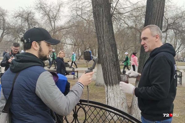 Субботник проходит в Александровском саду Субботник проходит в Александровском саду