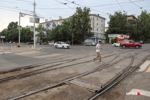 Перекресток Революционной и Мингажева очень давно находится в плачевном состоянии Перекресток Революционной и Мингажева очень давно находится в плачевном состоянии