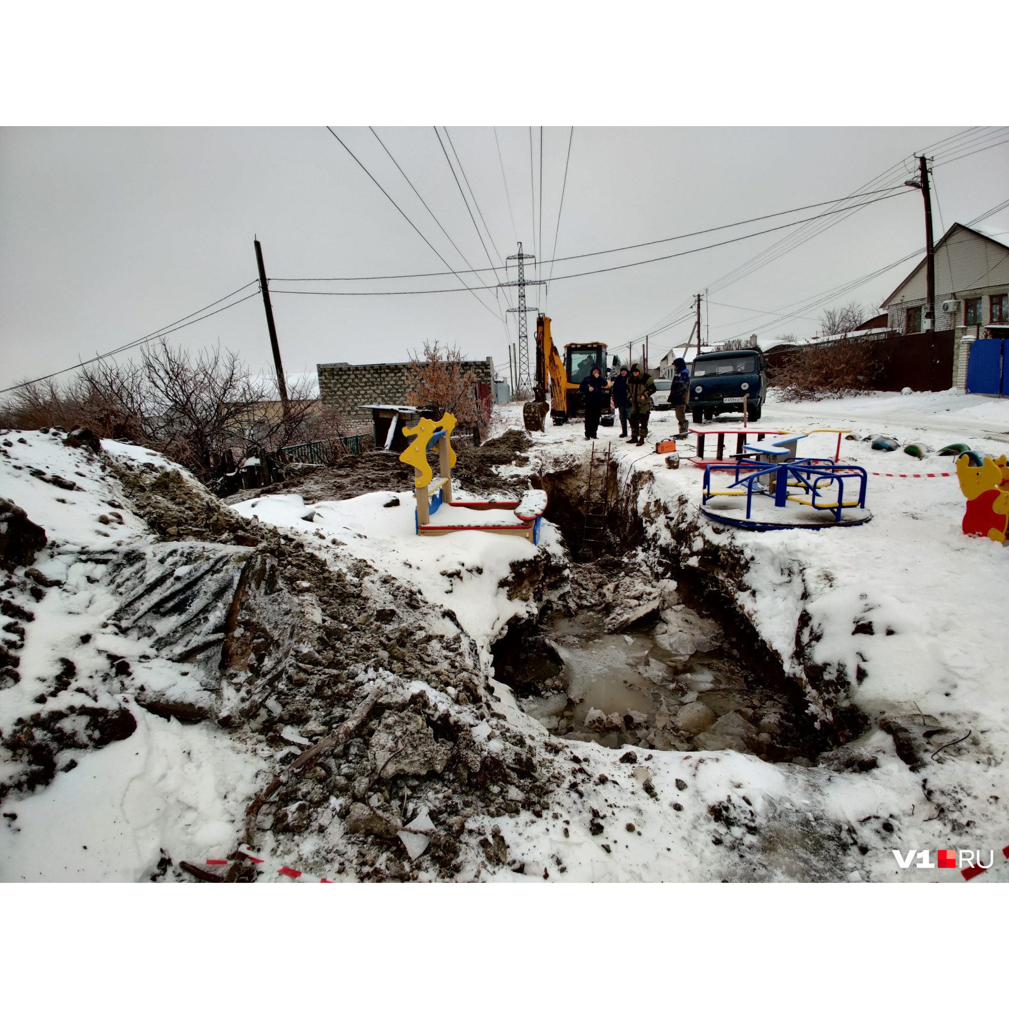 Только после ЧП на место приехали коммунальщики, начавшие спешно закапывать яму Только после ЧП на место приехали коммунальщики, начавшие спешно закапывать яму