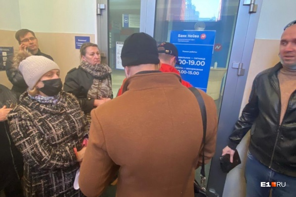 У дверей выстроилась очередь У дверей выстроилась очередь