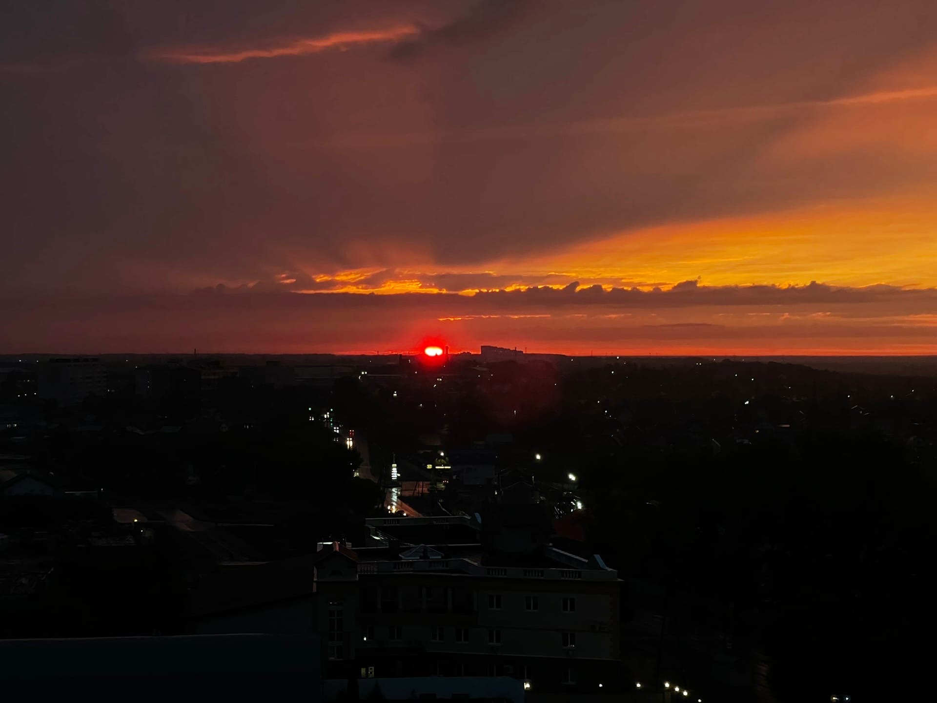 Солнце превратилось в большую красную точку на горизонте
