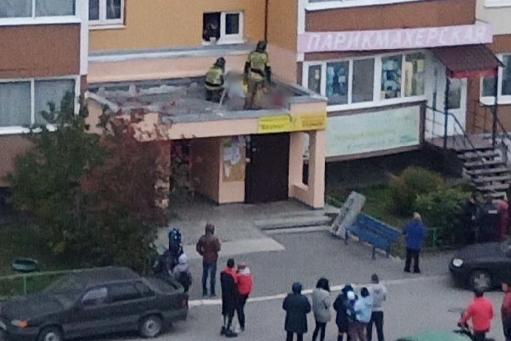 «В подъезде была ссора»: в Арамиле девушка-подросток выпала из окна многоэтажки