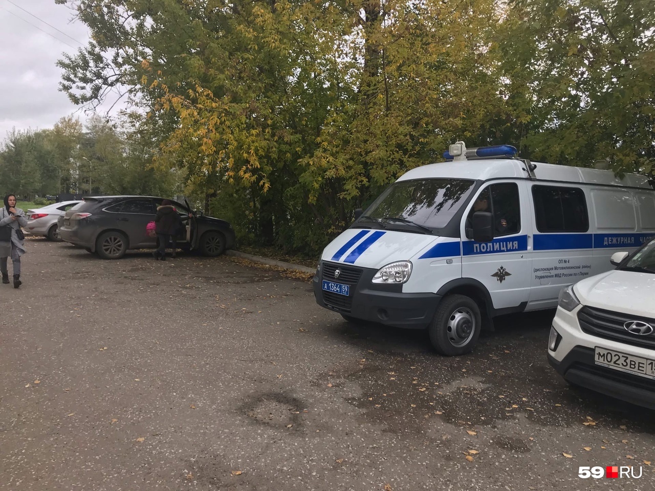 У <nobr class="_">127-й</nobr> школы, которая неподалеку от ТЦ, стоит полицейская «газель» У <nobr class="_">127-й</nobr> школы, которая неподалеку от ТЦ, стоит полицейская «газель»