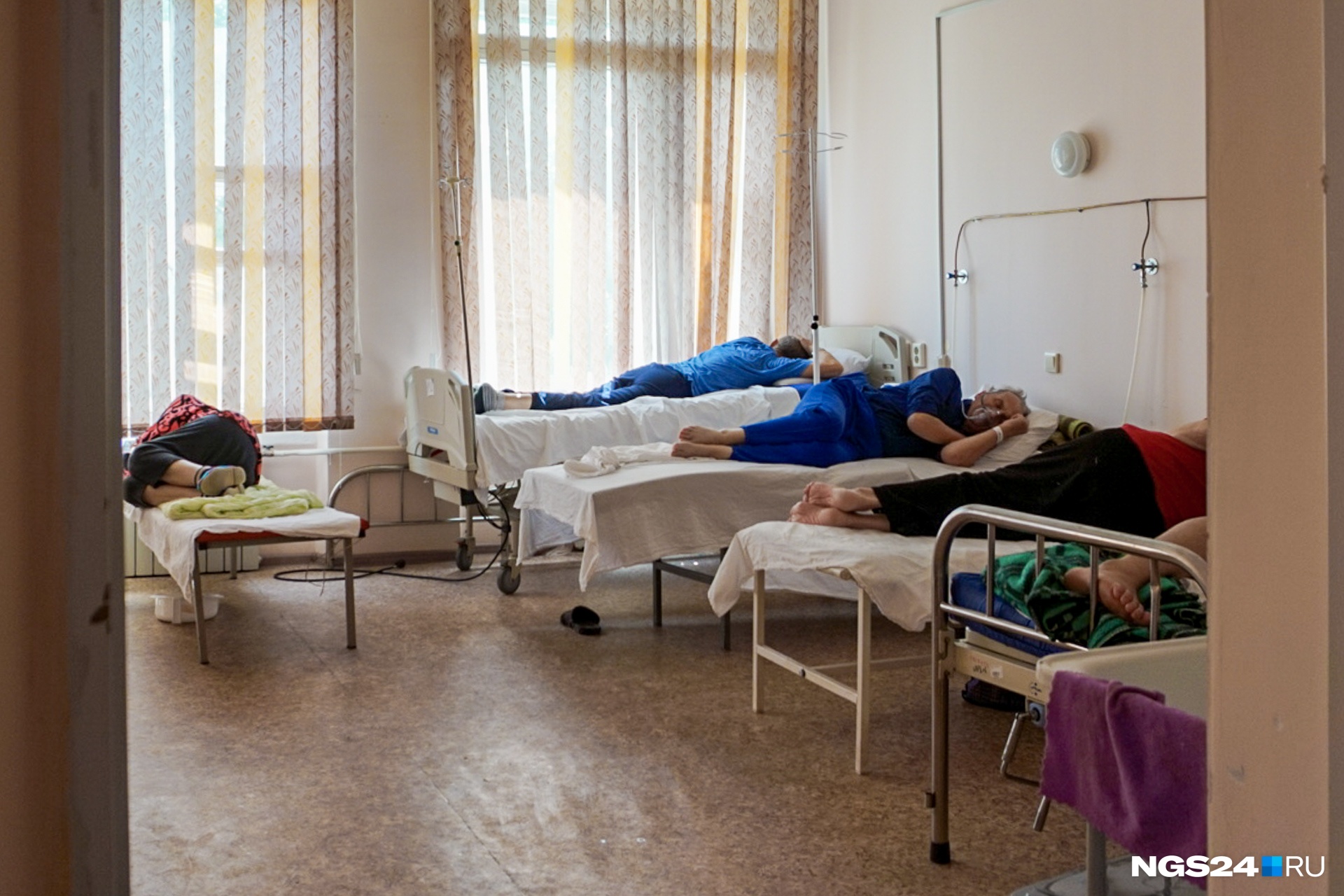 Пациенты ковид-госпиталя в основном лежат — они даже ничего не читают и не смотрят. У многих попросту нет на это сил