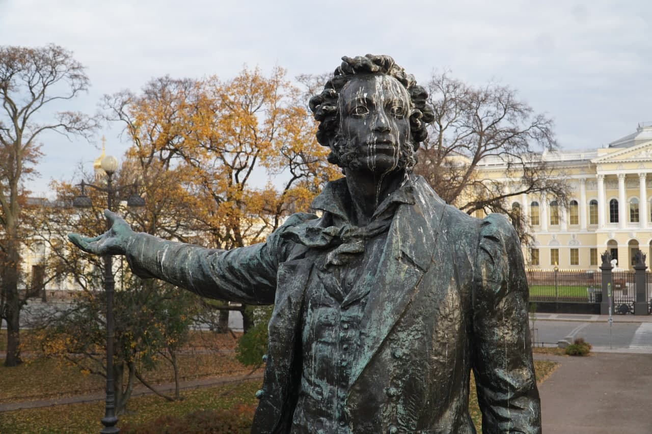 Пушкин спб сейчас. Памятник а. с. Пушкину (Санкт-Петербург, площадь искусств). Памятник Пушкину на площади искусств. Памятник Пушкина в Санкт-Петербурге на площади искусств. Памятник Александру Пушкину в Санкт-Петербурге.