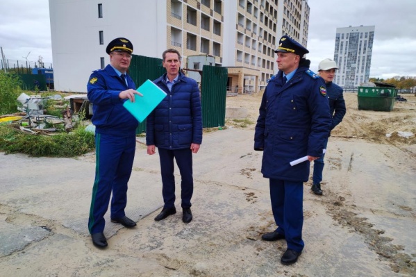 На стройплощадку для контроля приезжали власти и прокурора На стройплощадку для контроля приезжали власти и прокурора
