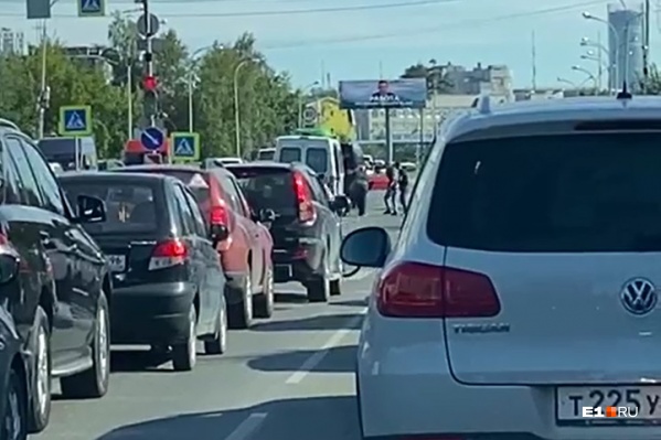 Гроб пришлось переносить из одного автомобиля в другой Гроб пришлось переносить из одного автомобиля в другой