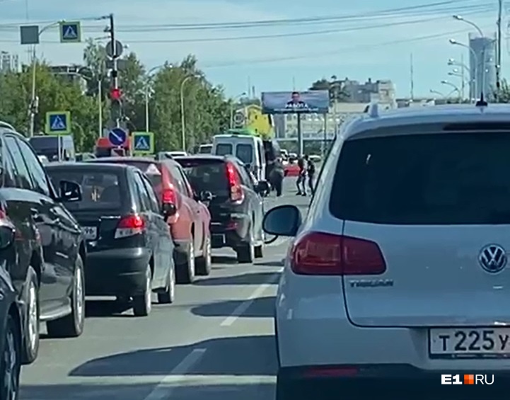 В Екатеринбурге водители встали в пробку из-за похоронщиков с гробом