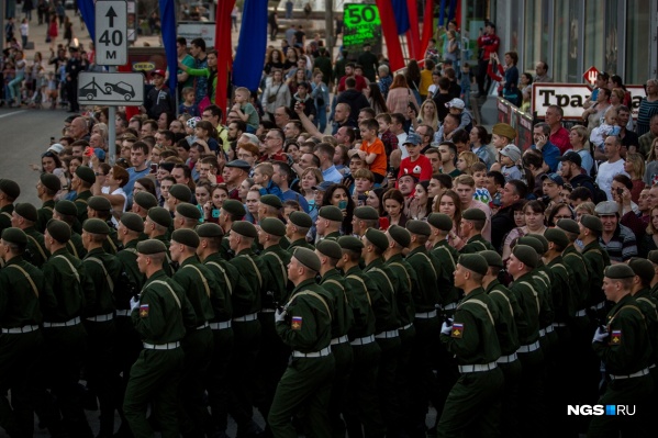 Вакцинировались те, кто пойдут в составе пеших и механизированных колонн по главной площади города Вакцинировались те, кто пойдут в составе пеших и механизированных колонн по главной площади города