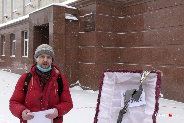 Акцией мужчина хочет привлечь внимание властей Акцией мужчина хочет привлечь внимание властей 